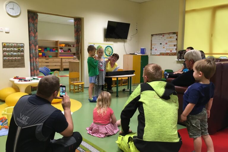 Vanemad lapsed luuletust lugemas